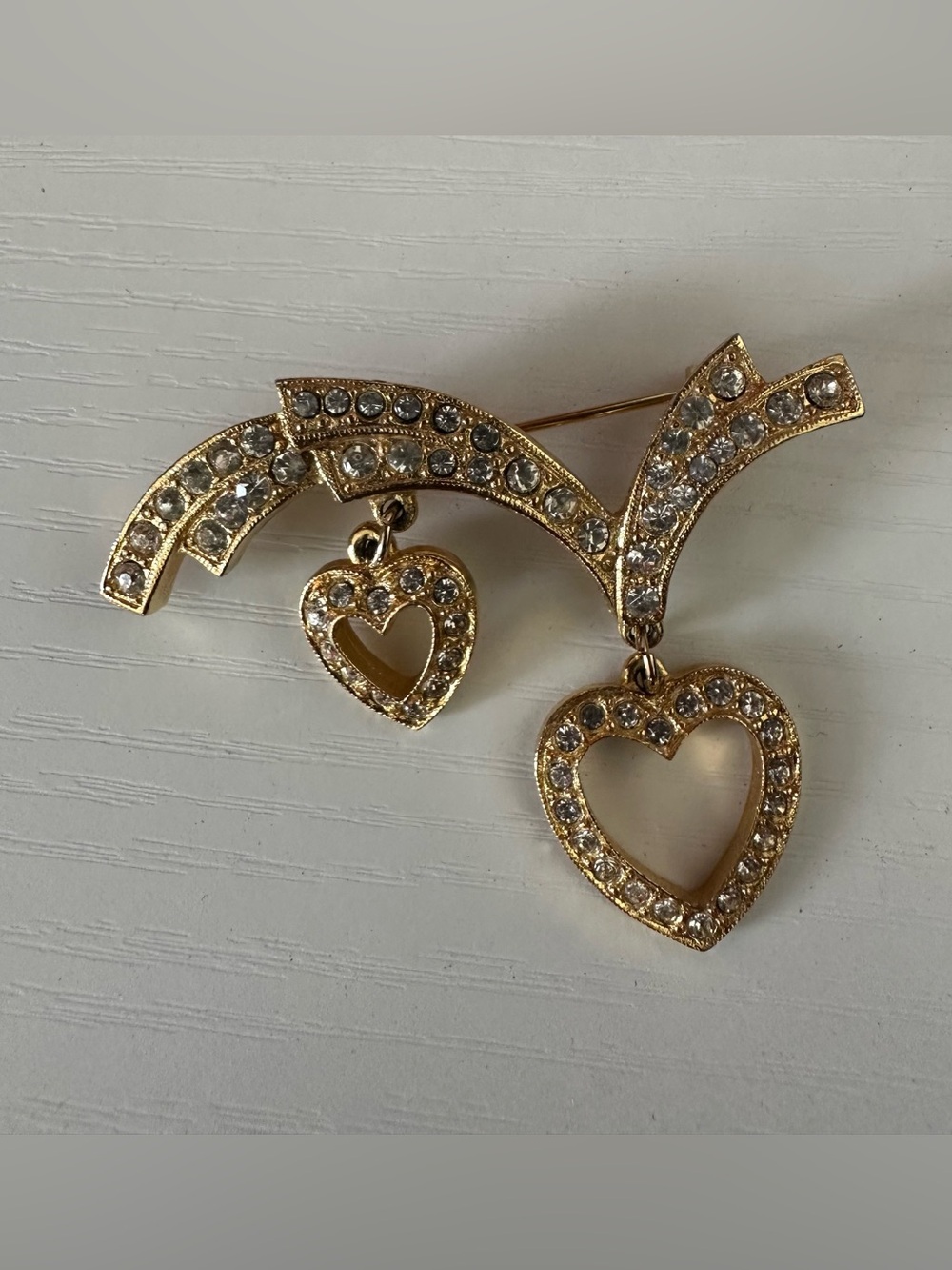 Retro-Style Brooch with Hanging Hearts and Rhinestones – Excellent Condition